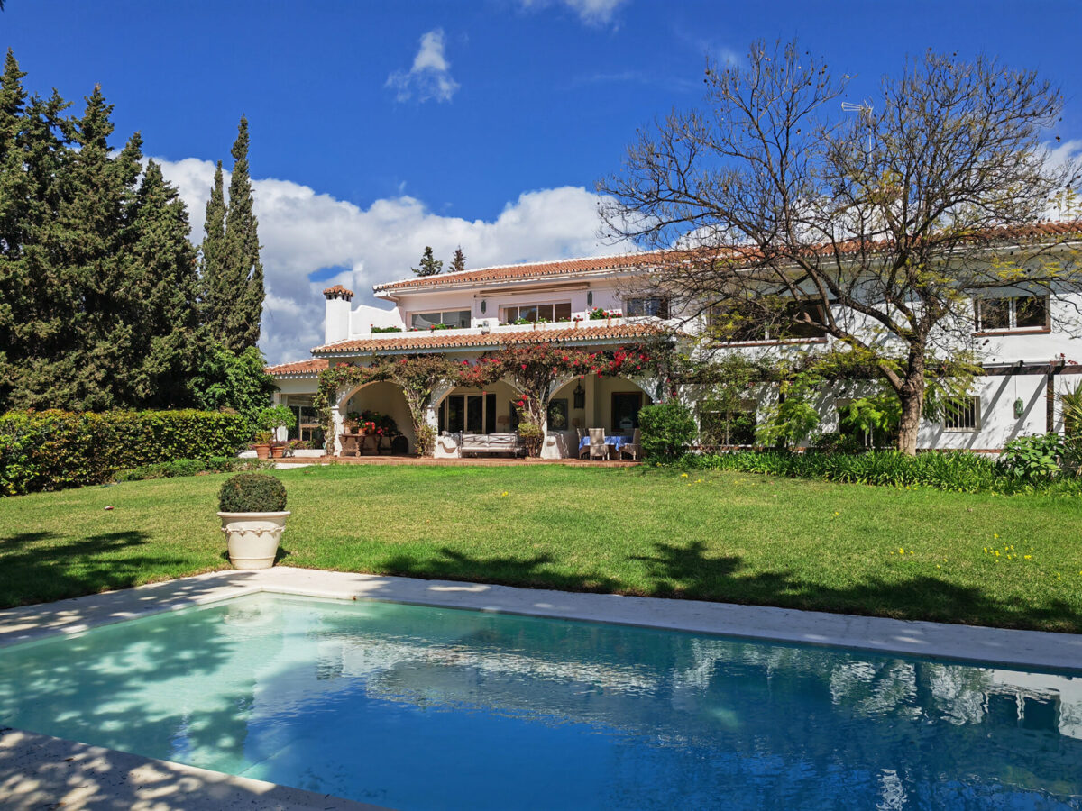 Spacious 8 Bedroom Detached Villa for sale in Calahonda, Mijas Costa, €2,350,000