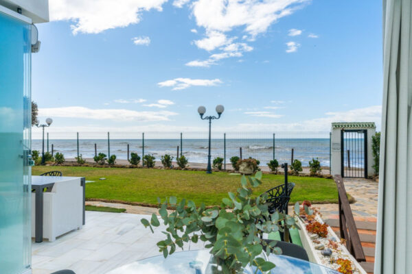 2 Bedroom Frontline Apartment in Riviera del Sol, Malaga, Spain, €429,000