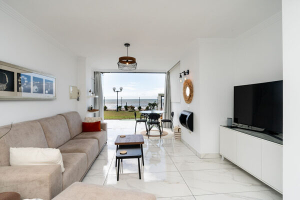 2 Bedroom Frontline Apartment in Riviera del Sol, Malaga, Spain, €429,000