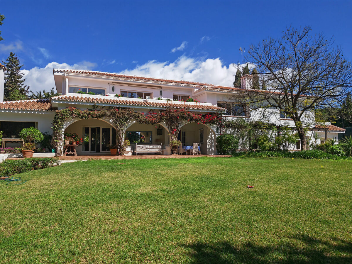 Spacious 8 Bedroom Detached Villa for sale in Calahonda, Mijas Costa, €2,350,000